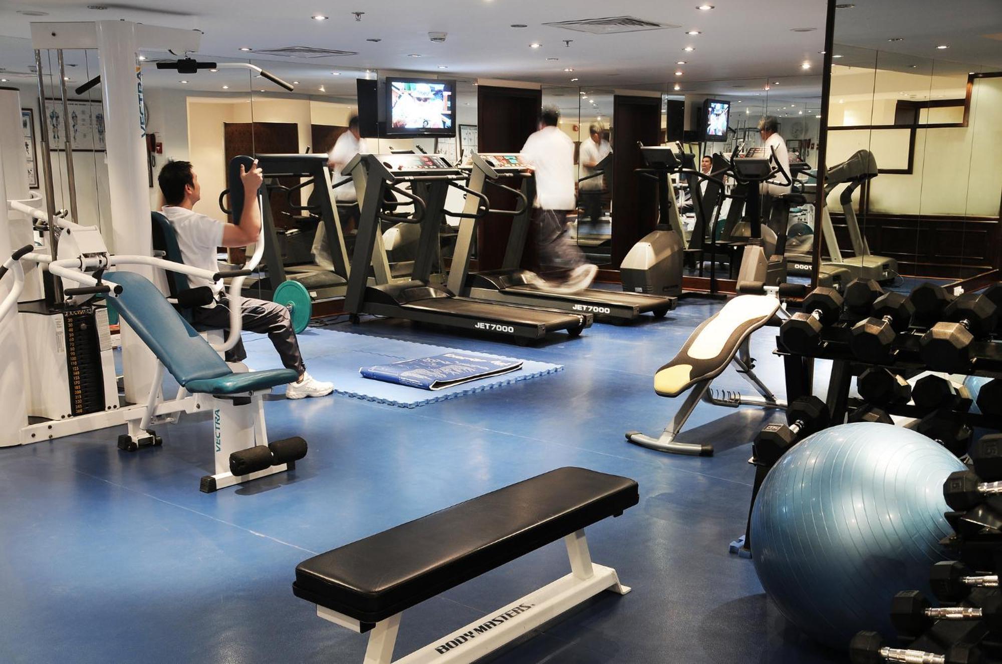 מלון Crowne Plaza Jeddah By Ihg מראה חיצוני תמונה A gym in a hotel