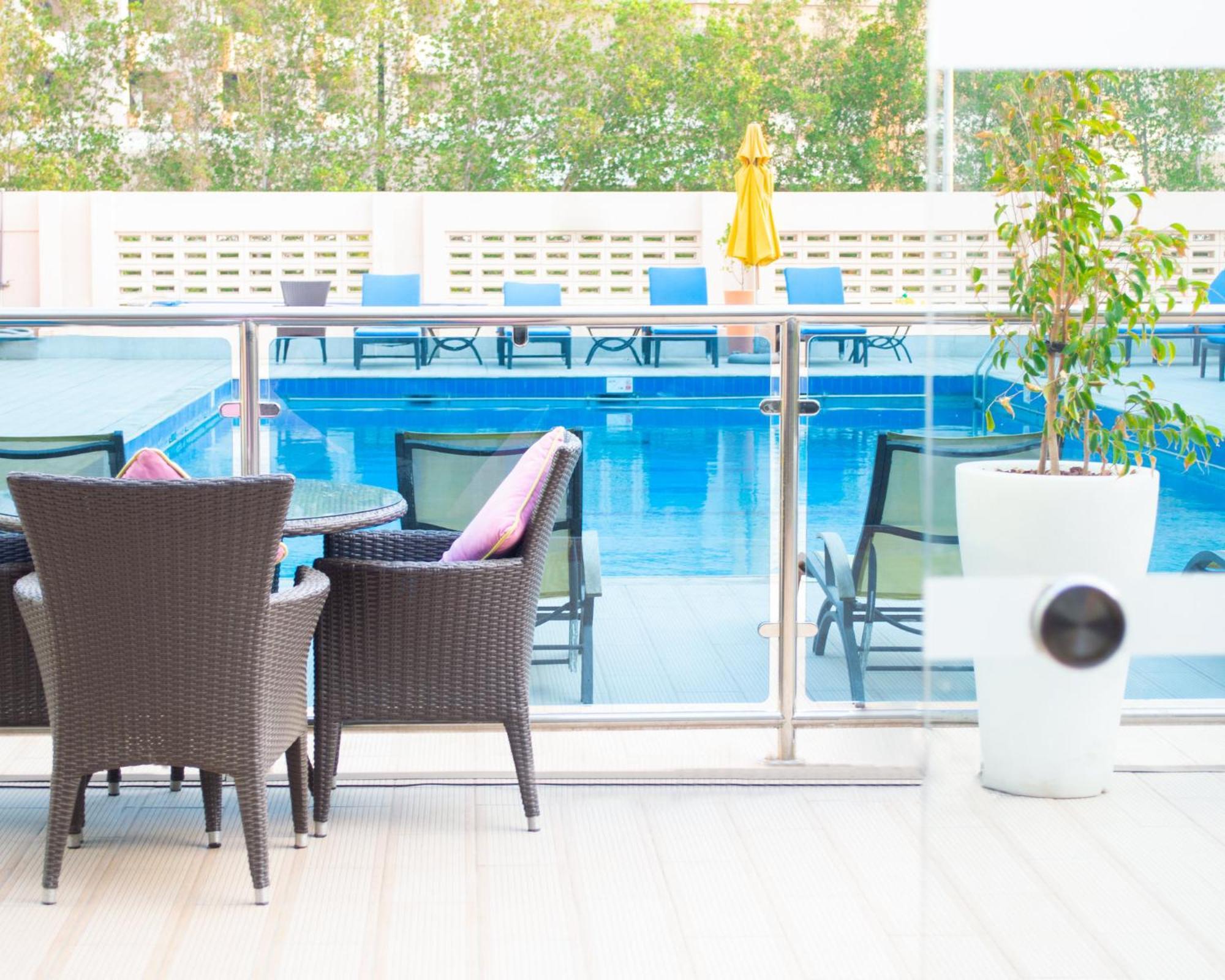 מלון Crowne Plaza Jeddah By Ihg מראה חיצוני תמונה The pool at the hotel