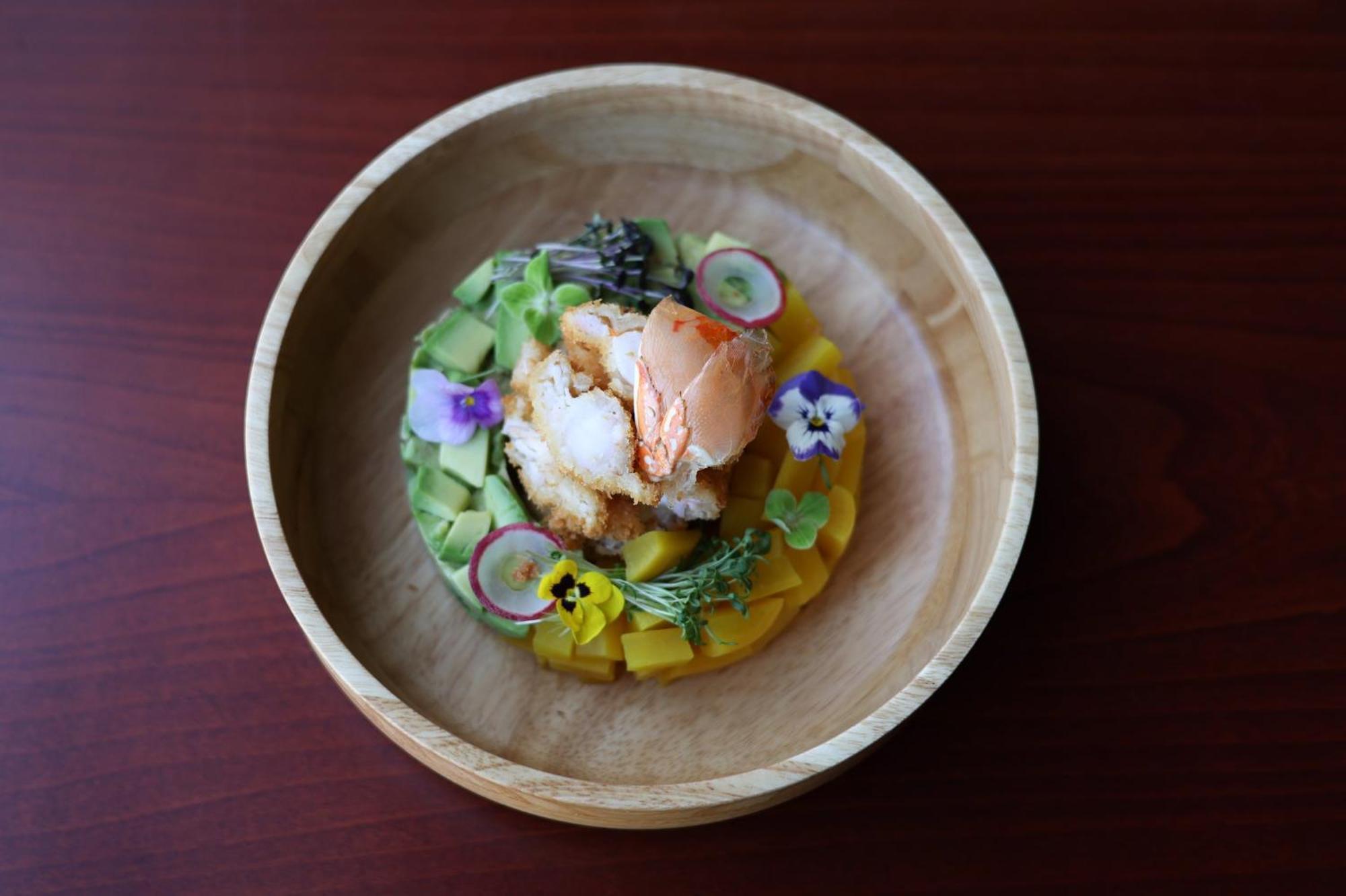 מלון Crowne Plaza Jeddah By Ihg מראה חיצוני תמונה A salad with edible flowers